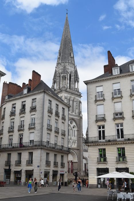 vue partielle de l’église dans son environnement depuis la place Royale