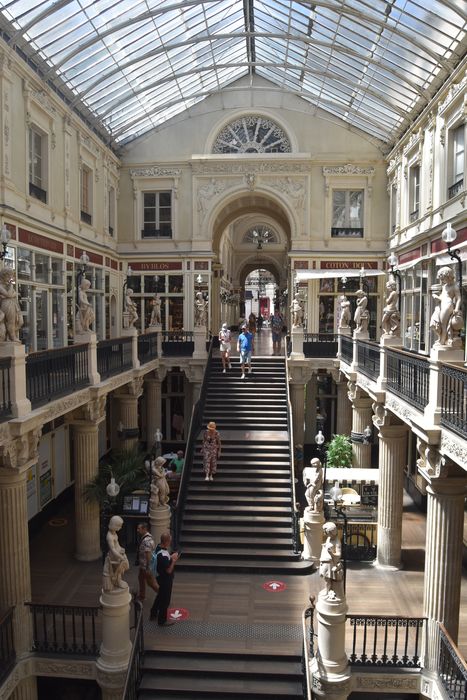 escalier depuis la coursive supérieure