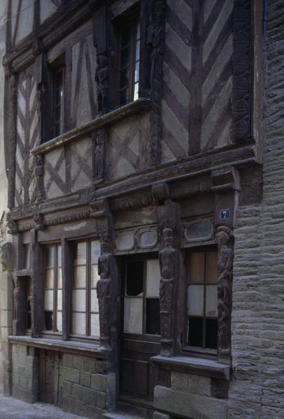 Façade à pans de bois avec petites sculptures