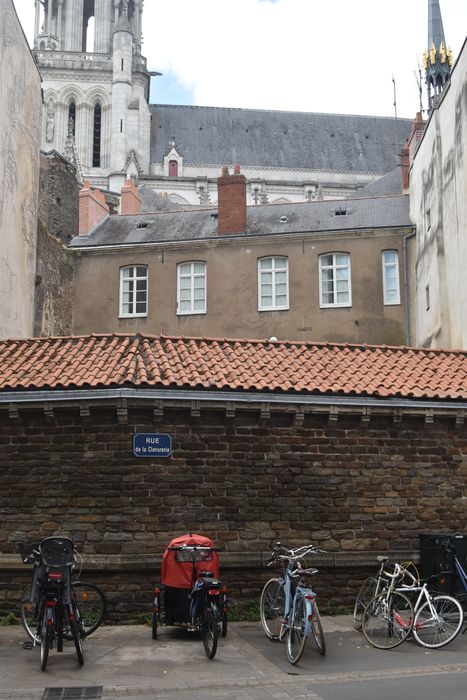 mur et façade ouest, vue partielle