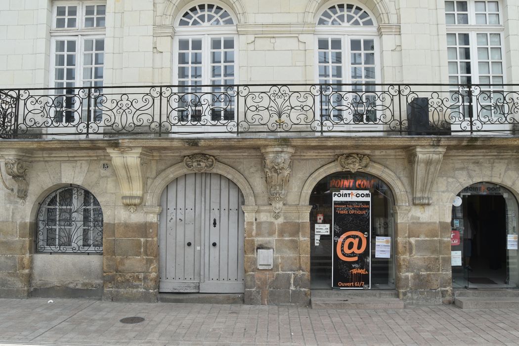 façade nord, porte d’accès sur rue