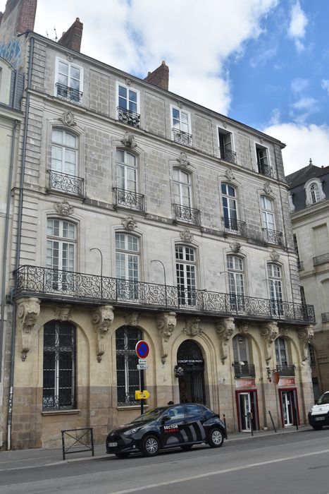 façade ouest sur la place de la Petite-Hollande