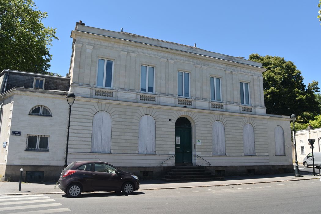 façade sur la place