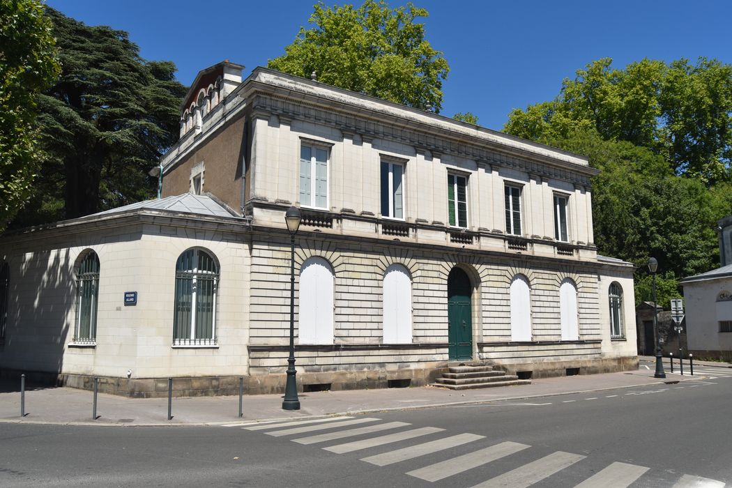 façade sur la place