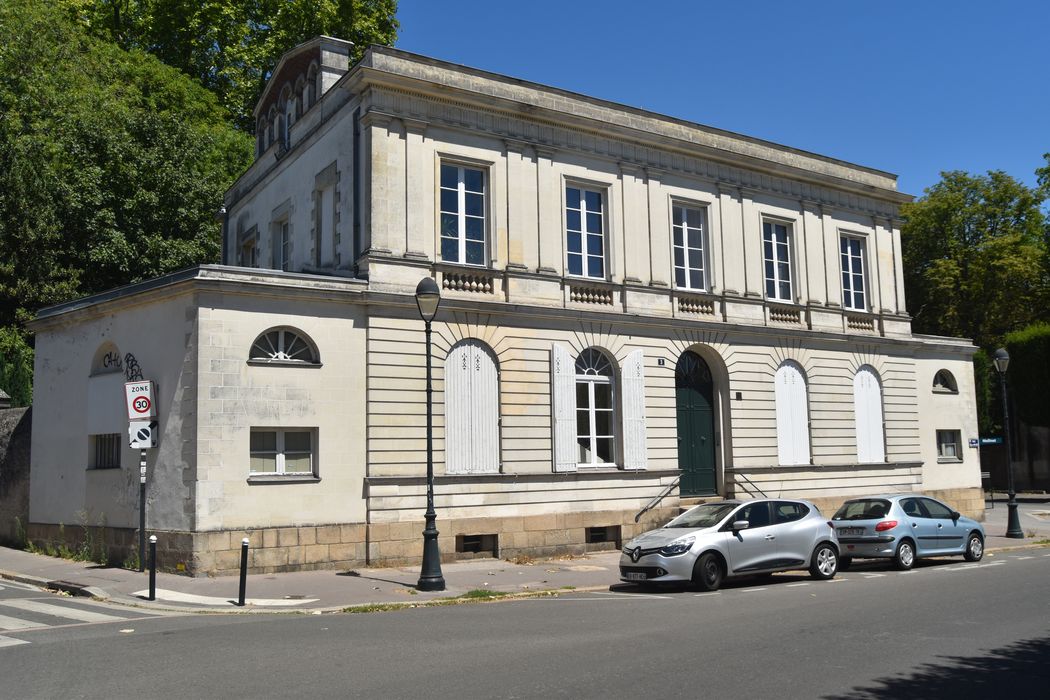 façade sur la place