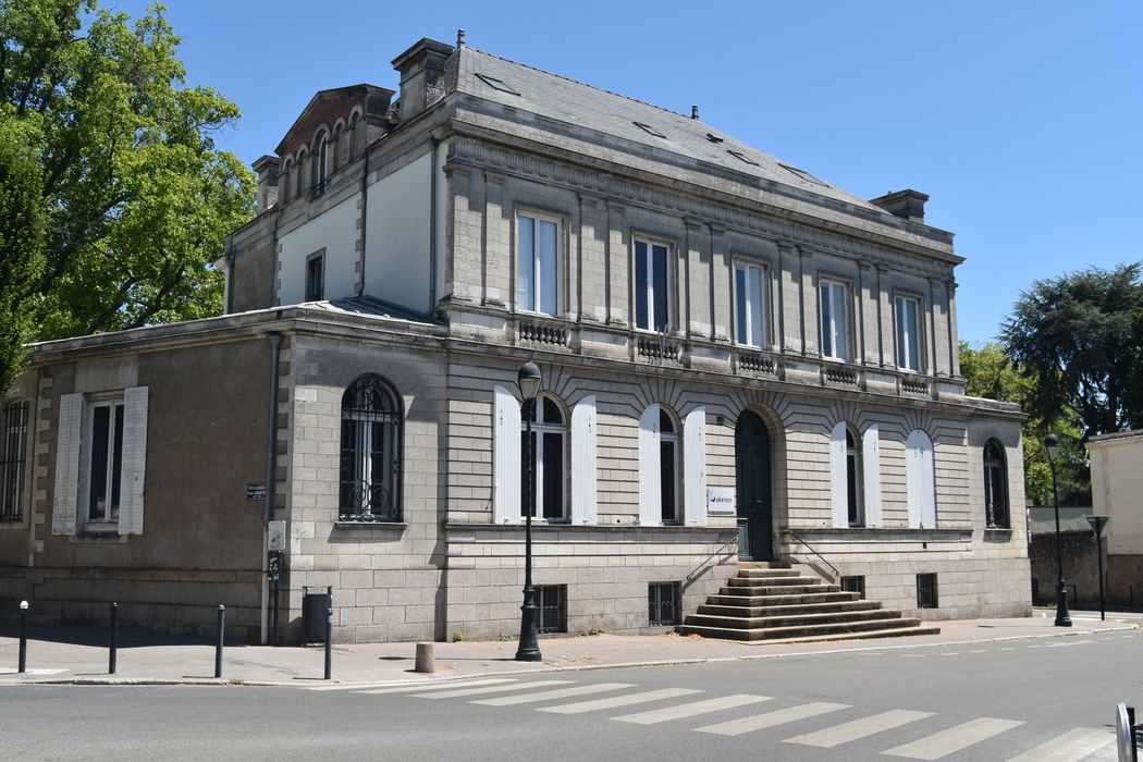 façade sur la place