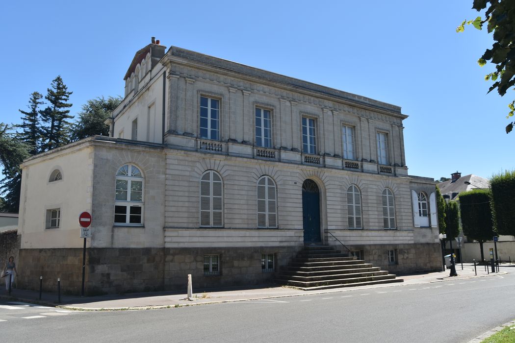 façade sur la place