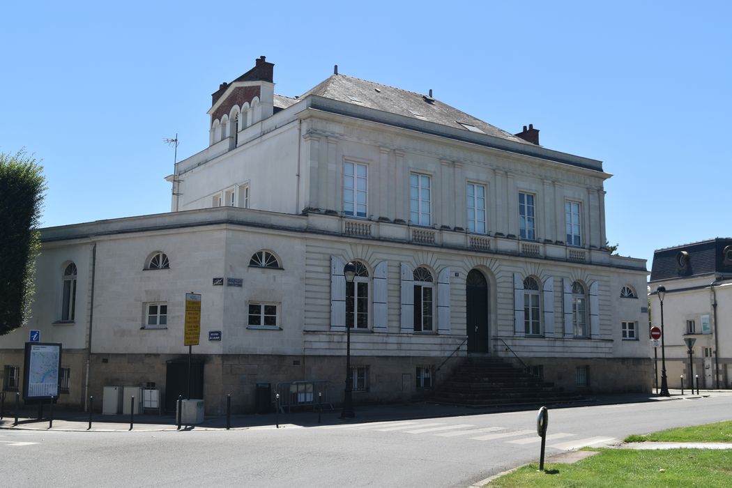 façade sur la place