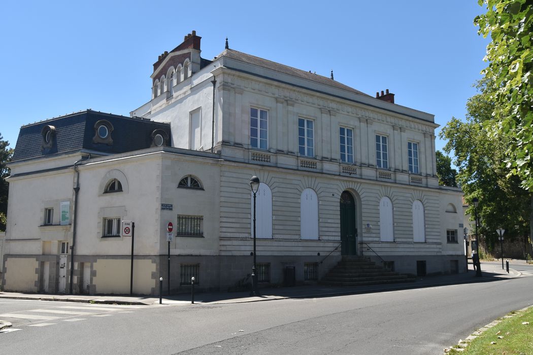 façade sur la place