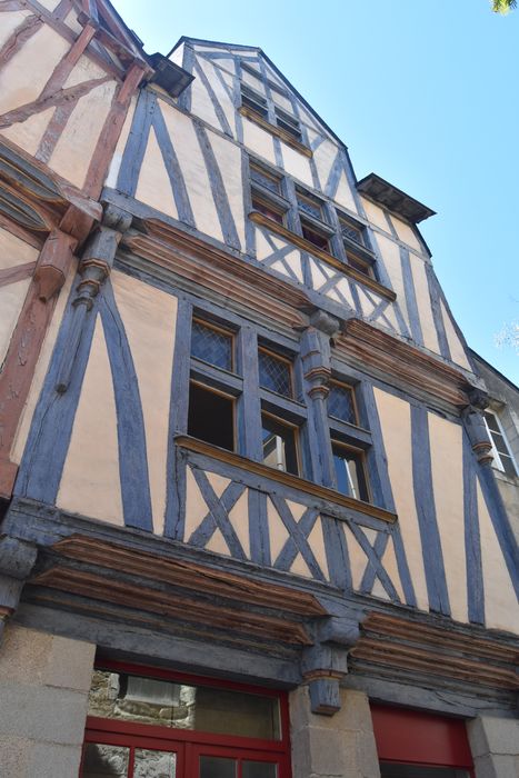 façade sur rue, vue partielle