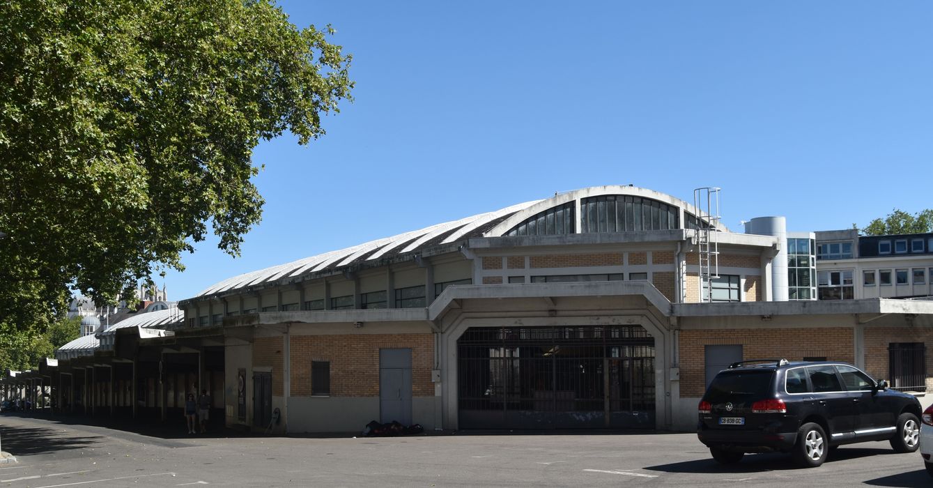 vue générale du bâtiment dans son environnement