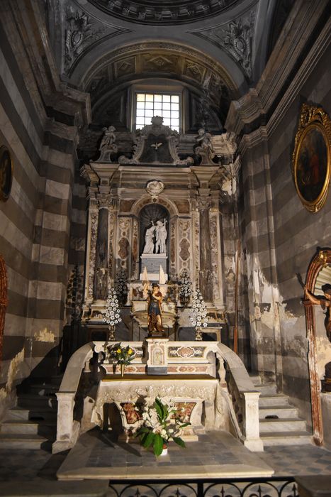 chapelle des fonts baptismaux : autel, retable, groupe sculpté : le Baptême du Christ, rampes d'appui de l'escalier (2), clôture de chapelle - © Ministère de la Culture (France), Médiathèque du patrimoine et de la photographie, diffusion GrandPalaisRmn Photo