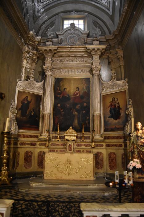 retable de la chapelle du Sacré-Coeur, 3 tableaux : Saintes Appoline, Lucie, Brigitte, et saints Roch, Dominique, franciscain et soldat romain, l'Apparition du Christ à Marguerite-Maire Alacoque, Vierge à l'Enfant - © Ministère de la Culture (France), Médiathèque du patrimoine et de la photographie, diffusion GrandPalaisRmn Photo