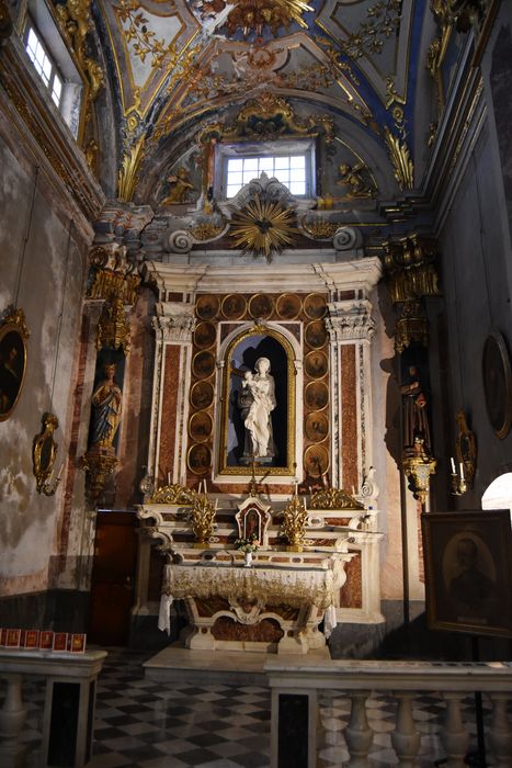 autel, retable et voûte de la chapelle du Rosaire, statue : Vierge à l'Enfant, estampes : les Mystères du rosaire - © Ministère de la Culture (France), Médiathèque du patrimoine et de la photographie, diffusion GrandPalaisRmn Photo