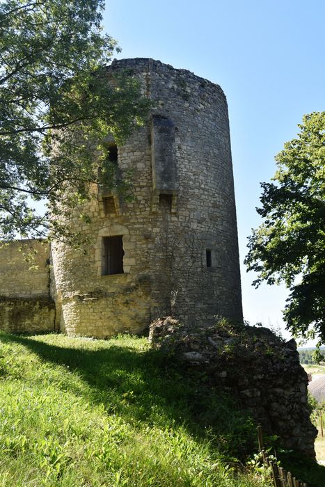 Vue partielle des remparts, tour ouest