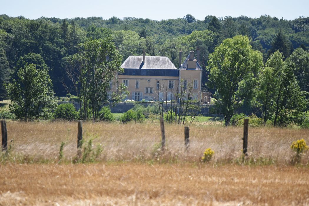 vue partielle du château dans son environnement depuis le Nord-Ouest