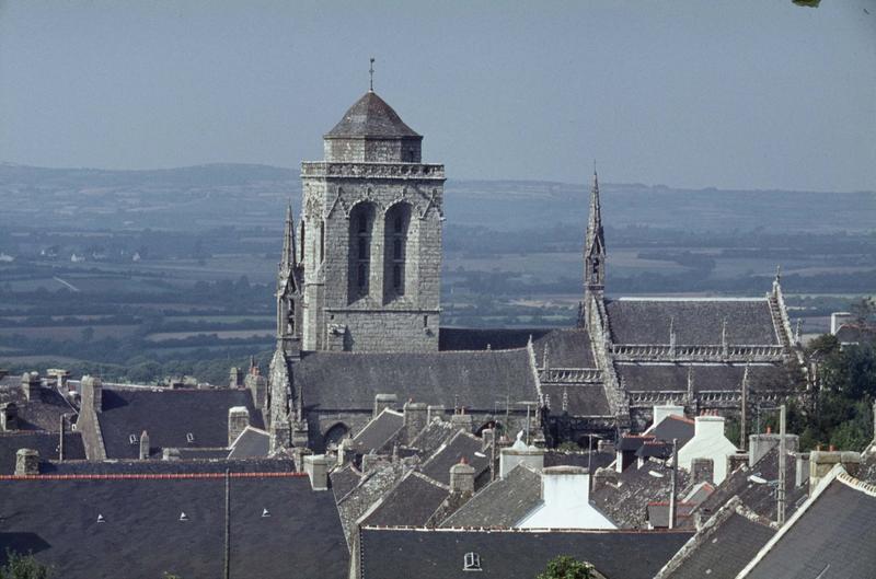 Clocher depuis les toitures des maisons environnantes