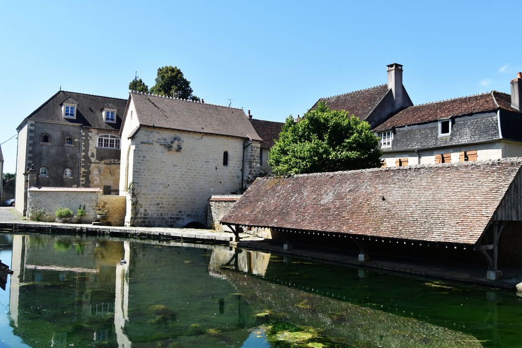 vue partielle de l’ancienne église dans son environnement depuis le Nord