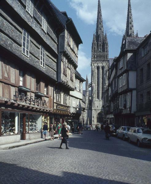 Flèches depuis une rue animée