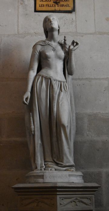 Statue (grandeur nature) : sainte Geneviève