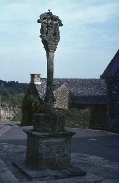 Calvaire sur la place de l'église Notre-Dame-de-La-Tronchaye