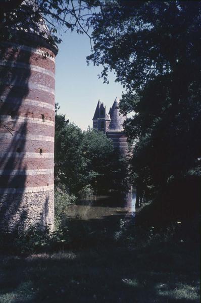 Châtelet d'entrée de loin et une tour