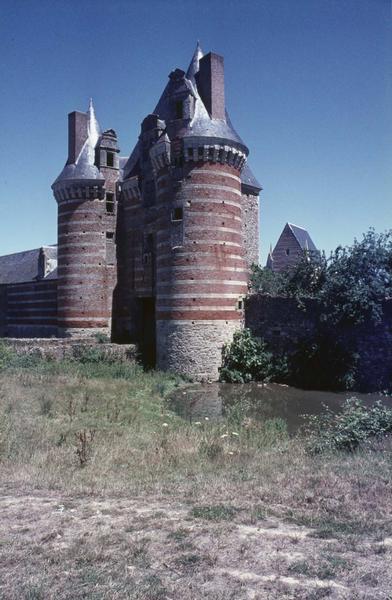 Châtelet d'entrée vu en perspective