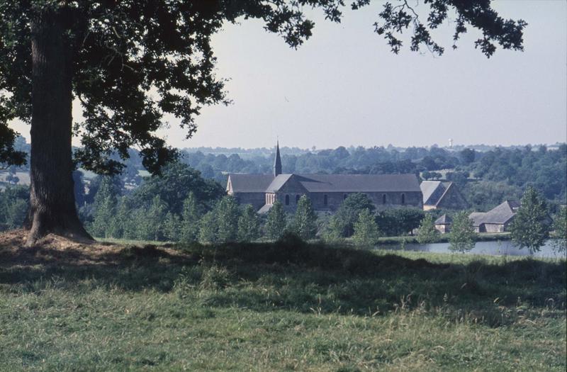 Vue éloignée sur l'église abbatiale