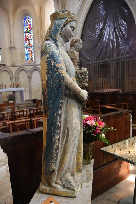 statue : Vierge à l'Enfant, profil droit