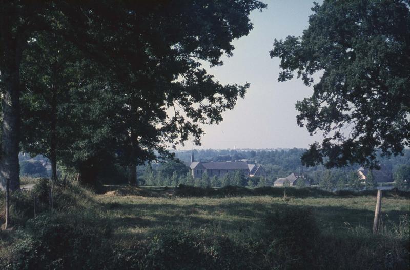 Vue éloignée sur l'église abbatiale