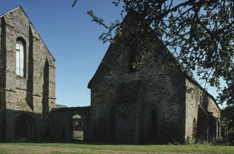 Façade ouest de l'église et pignon nord du bâtiment des convers