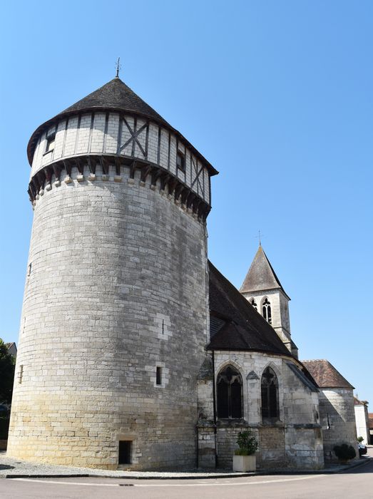 tour située au chevet de l’église