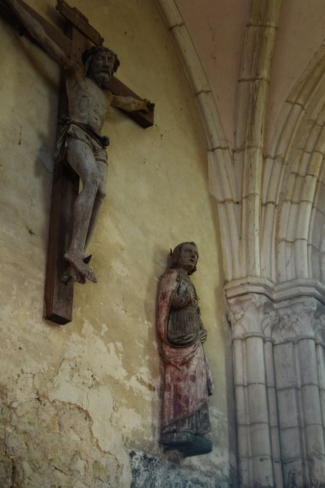 statues (calvaire) : Christ en croix, saint Jean