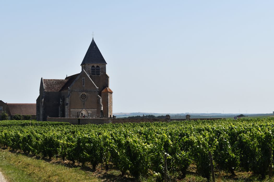 vue générale de l’église dans son environnement depuis le Nord-Ouest