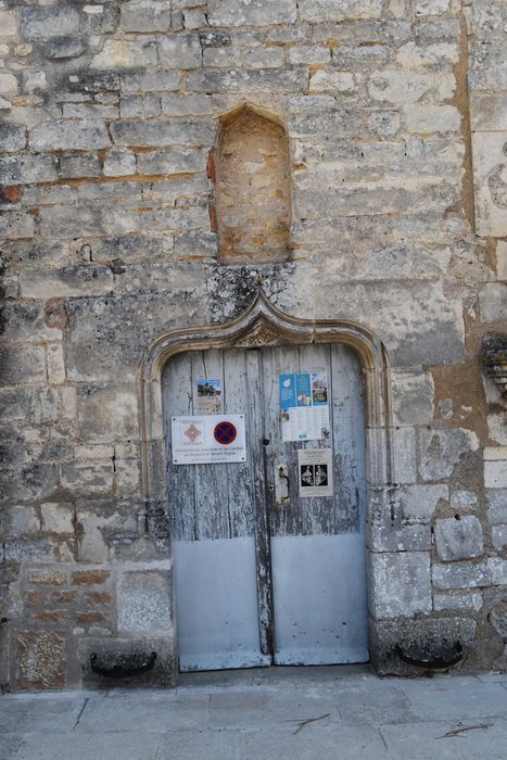 Façade sud, porte d’accès gauche