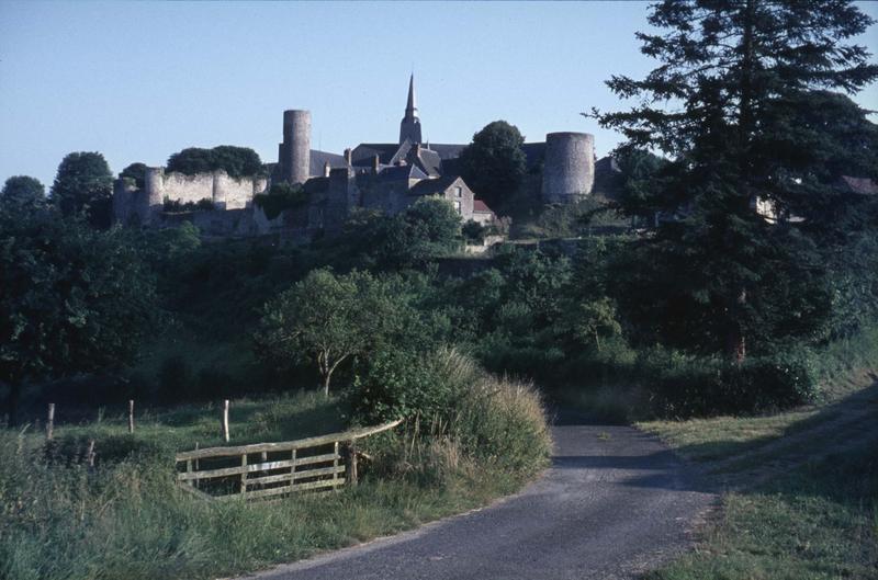 Vue générale du village, enceinte du château et clocher de l'église