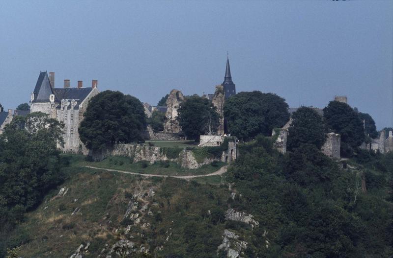 Logis et tour du château, clocher de l'église