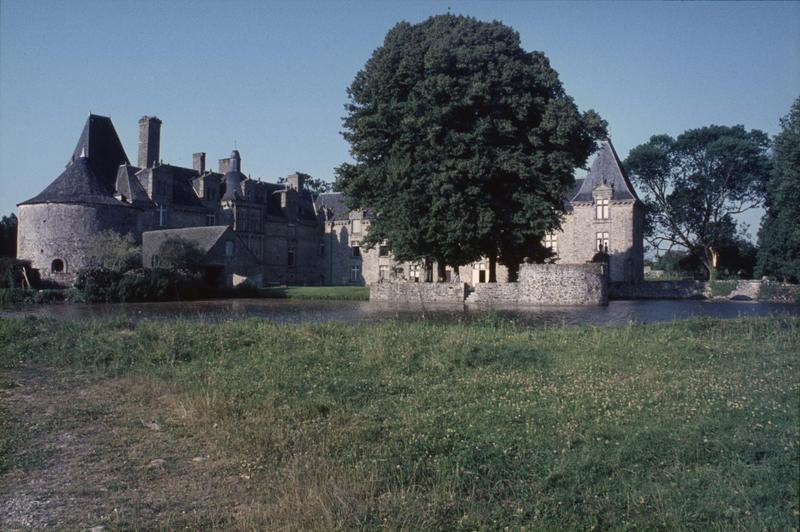 Façades sud et est sur la cour