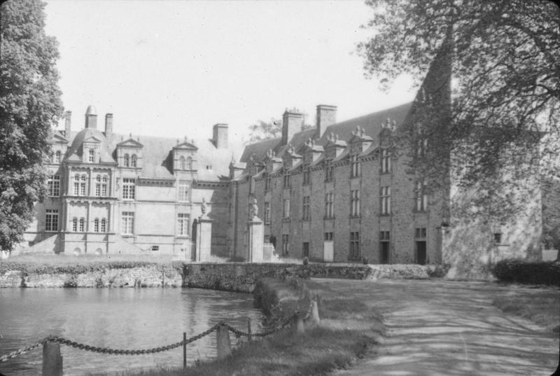 Façades sud et est sur la cour, plan d'eau