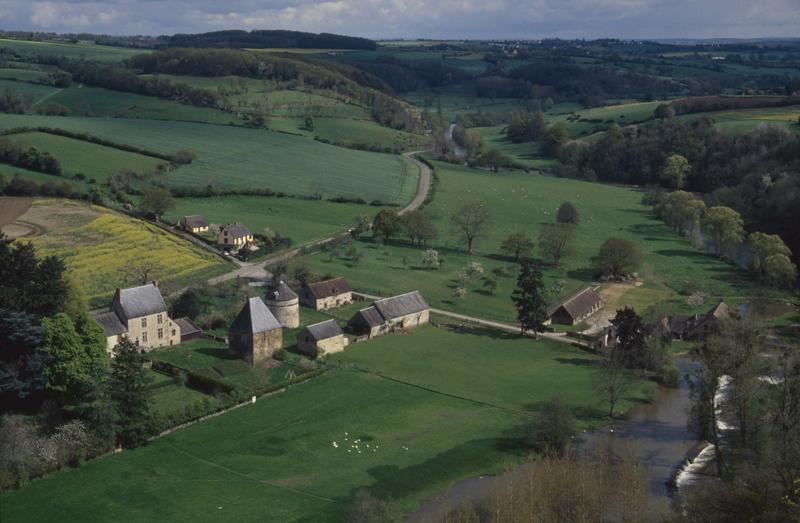 Vue éloignée sur les bâtiments dans la vallée de la Sarthe