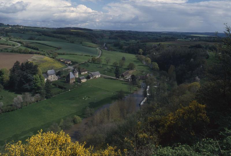 Vue éloignée sur les bâtiments dans la vallée de la Sarthe