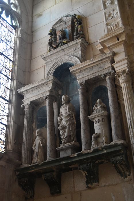 retable, statues : Saint Pierre, Sainte assise au sommet d'une tour, Saint religieux