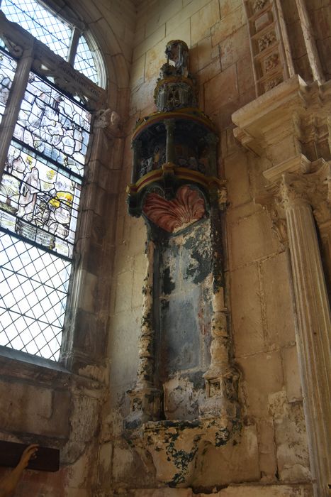 chapelle latérale nord, détail d’une niche architecturée