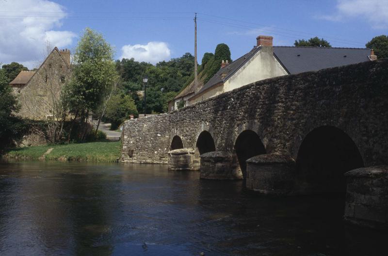 Pont ancien en pierre depuis l'ouest