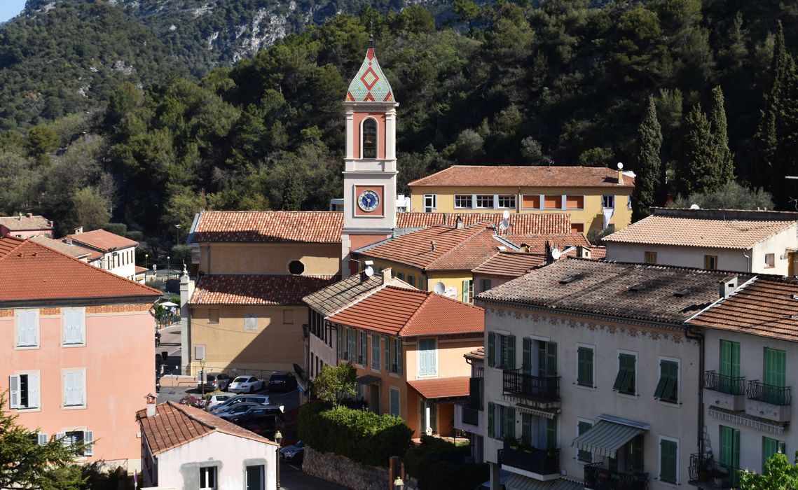 vue partielle de l’église dans son environnement depuis le Sud