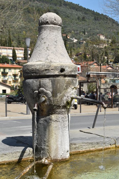 vue partielle de la fontaine