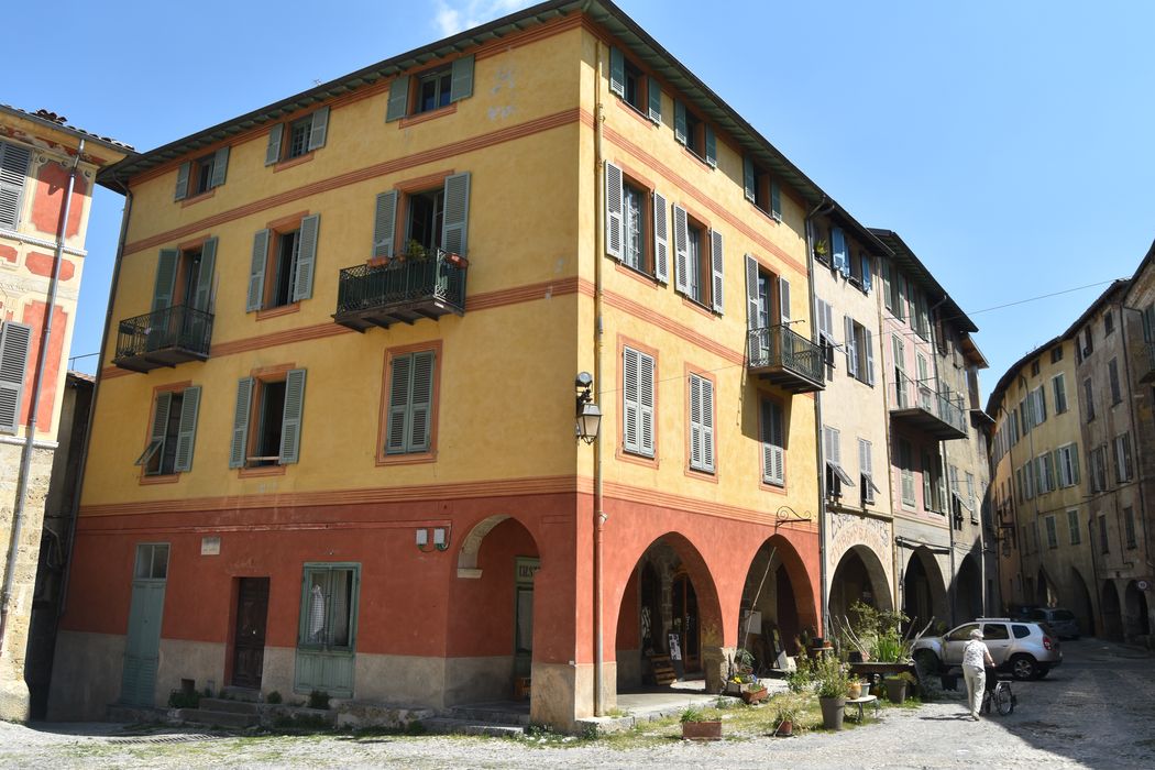 façades sud et ouest sur la place