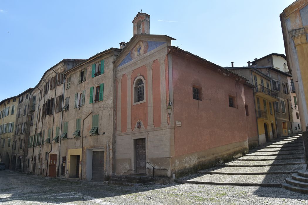 vue générale de la chapelle des façades nord bordant la place Saint-Michel