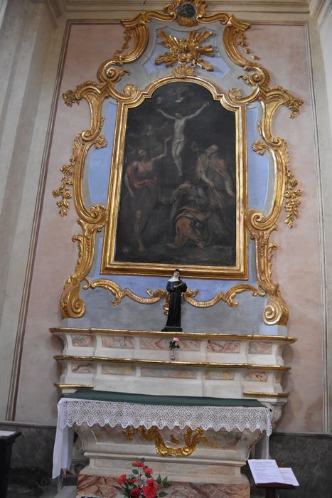 autel, retable, tableau : le Christ en croix, sainte Madeleine, saint Jean-Baptiste et un saint Abbé - © Ministère de la Culture (France), Médiathèque du patrimoine et de la photographie, diffusion GrandPalaisRmn Photo