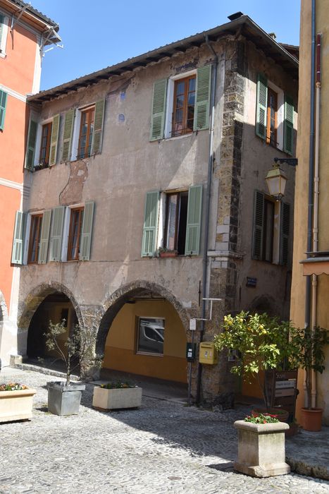 immeuble bordant la place à l’Est, façade ouest